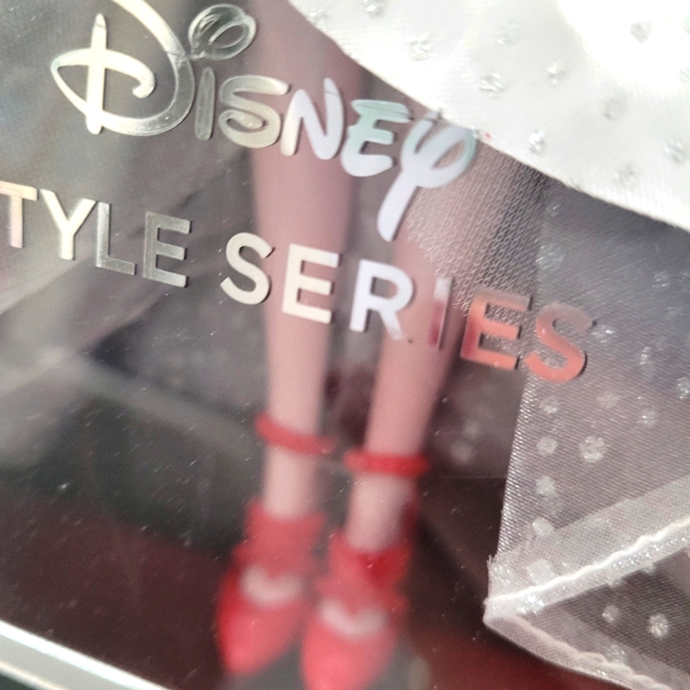 *SALE!* Disney Style Series Cruella De Vil, Fashion Doll with Accessories - NIB - Picture 3 of 6